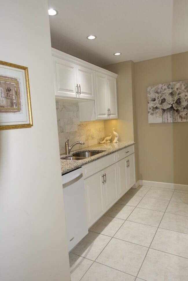 Building Photo - SEASONAL/SHORT TERM TURNKEY FURNISHED DOWNTOWN AT THE RENAISSANCE