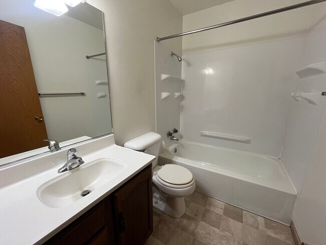 Foto del edificio - Ambassador 2 Bed 1 Bath Apartment