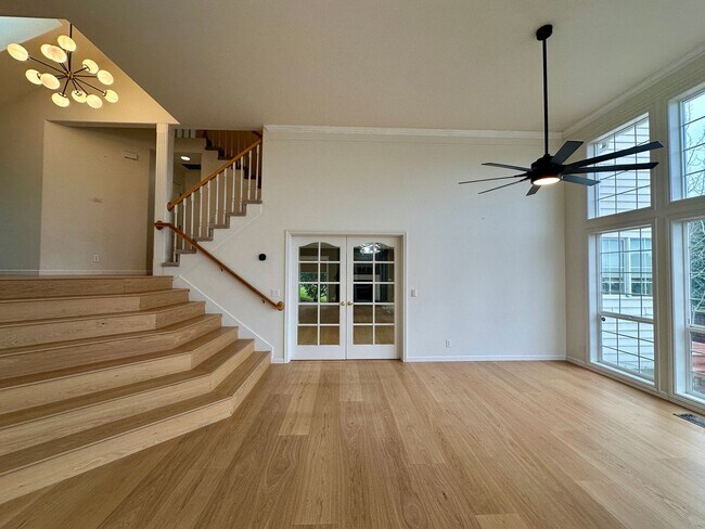 Building Photo - Large Three Bedroom Home in the Hills of West Salem