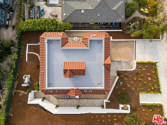 Foto del edificio - 2348 Baxter St
