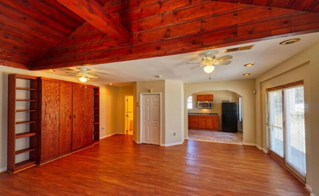 Foto del edificio - 10215 Livingston Rd