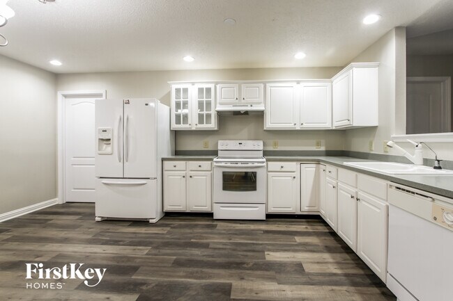 Building Photo - 529 Streamside Dr