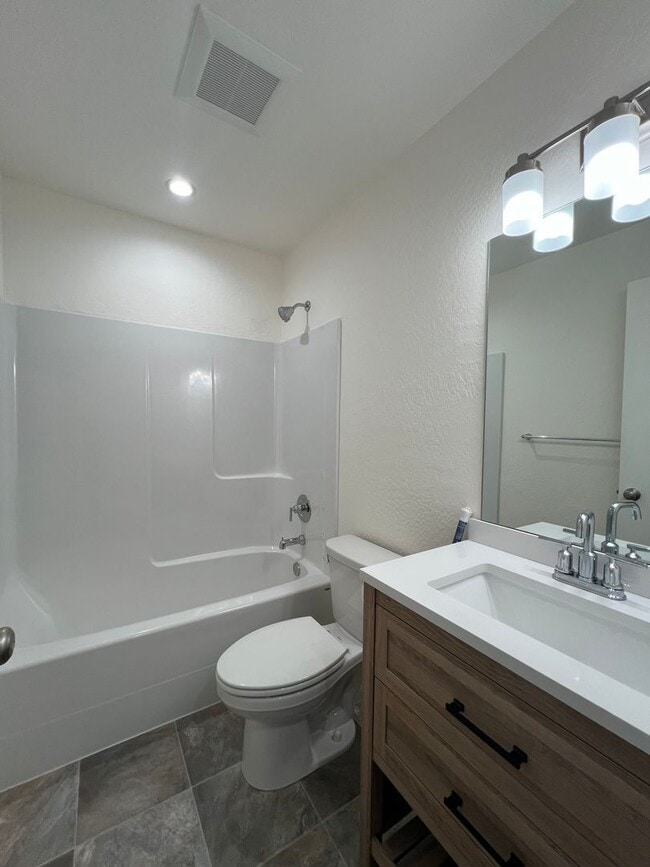Building Photo - Brand new one bedroom apartment in Central Medford | Available August!