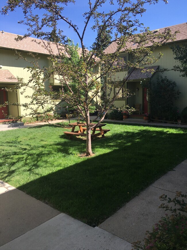Foto del edificio - 3239 Redstone Rd