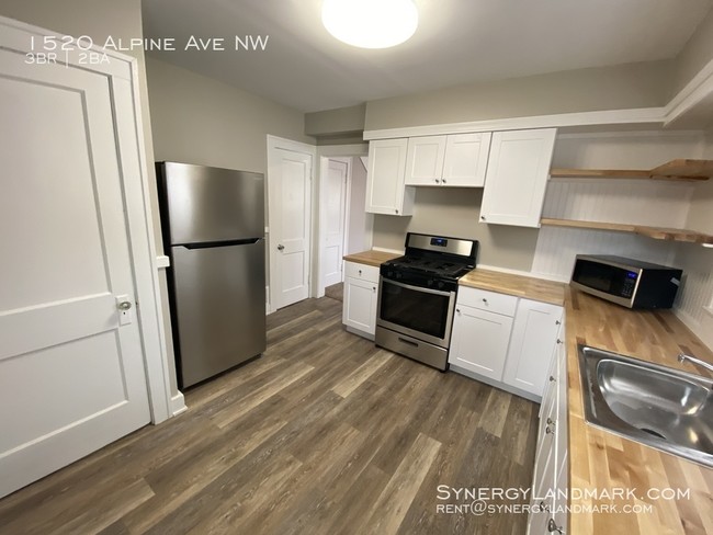 Building Photo - 1520 Alpine Ave NW