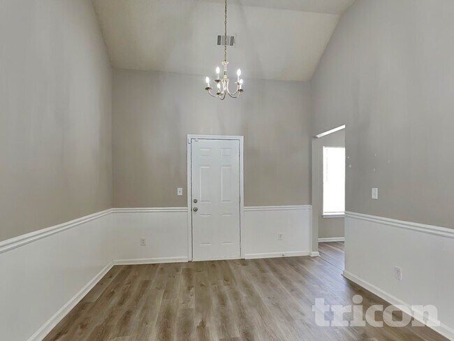 Foto del edificio - 805 Marcus Ln