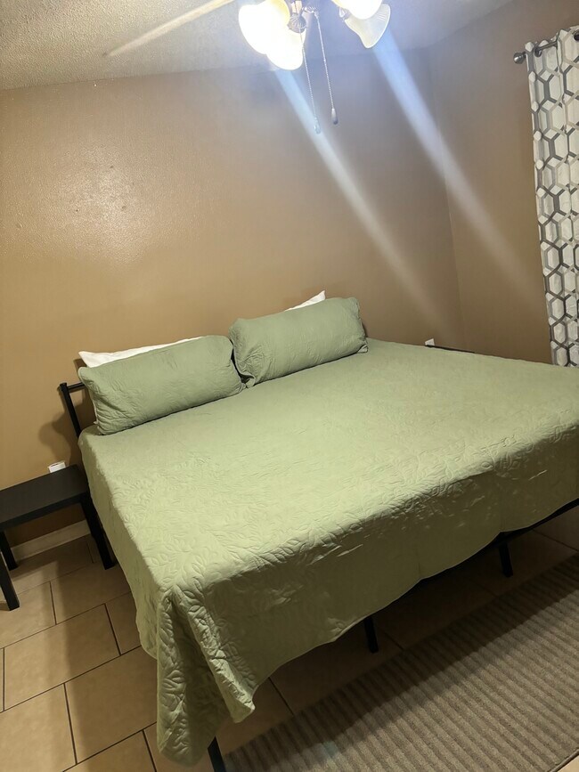 Master bdrm - 2201 Greenwood Dr