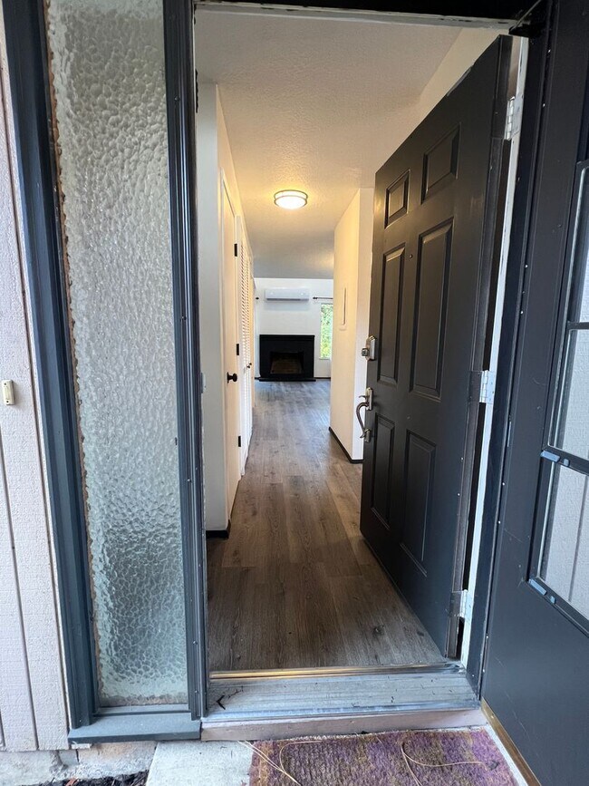 Building Photo - 2 Bedroom Townhome