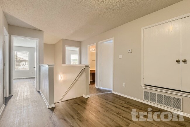 Foto del edificio - 4877 Trail Hollow Dr