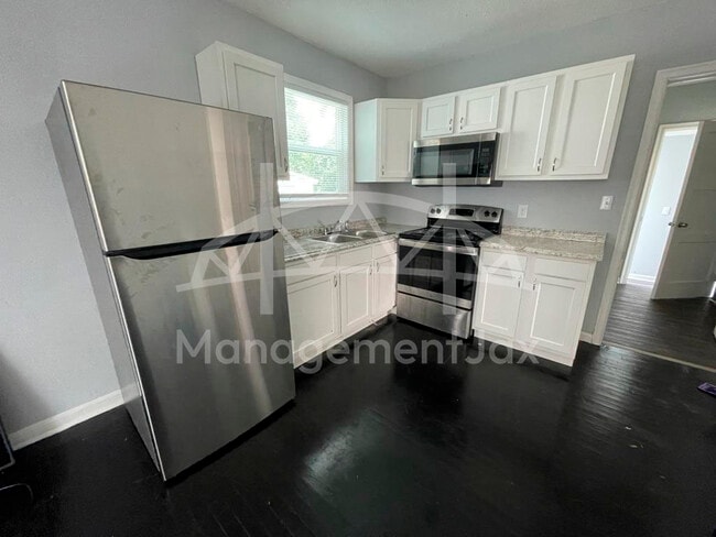 Building Photo - 2325 Westbrook Cir N