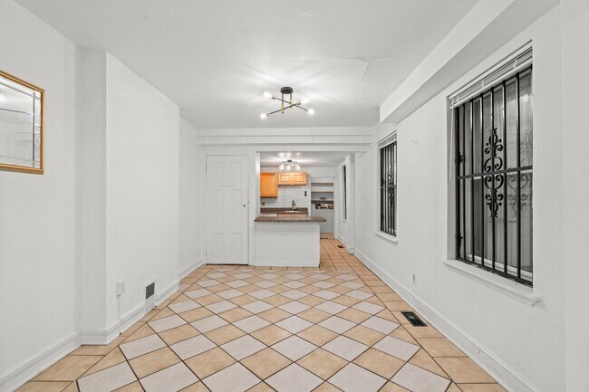 Foto del edificio - HUGE 5 bed/2 bath house right by the Polic...