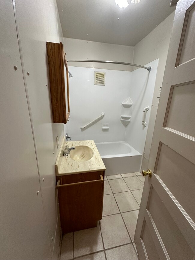 Bath 1 - 276 E 500 N