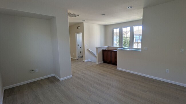 Foto del edificio - 3 BED 2.5 BATH IN PITTSBURG