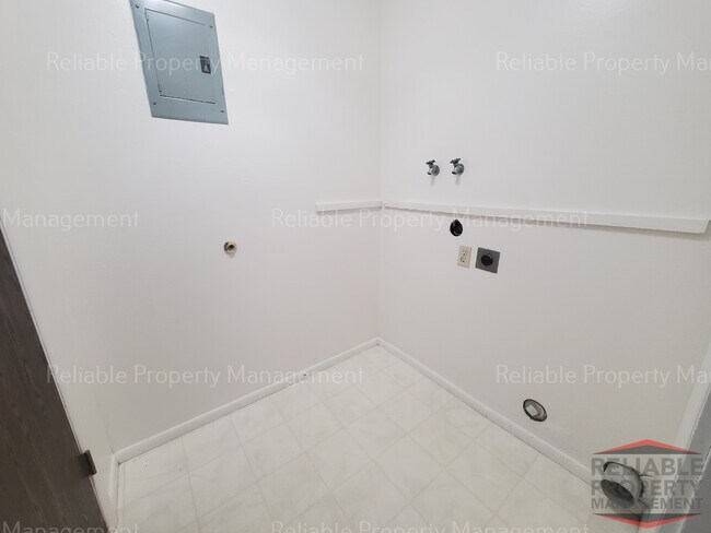 Foto del edificio - 250 S Water Ave