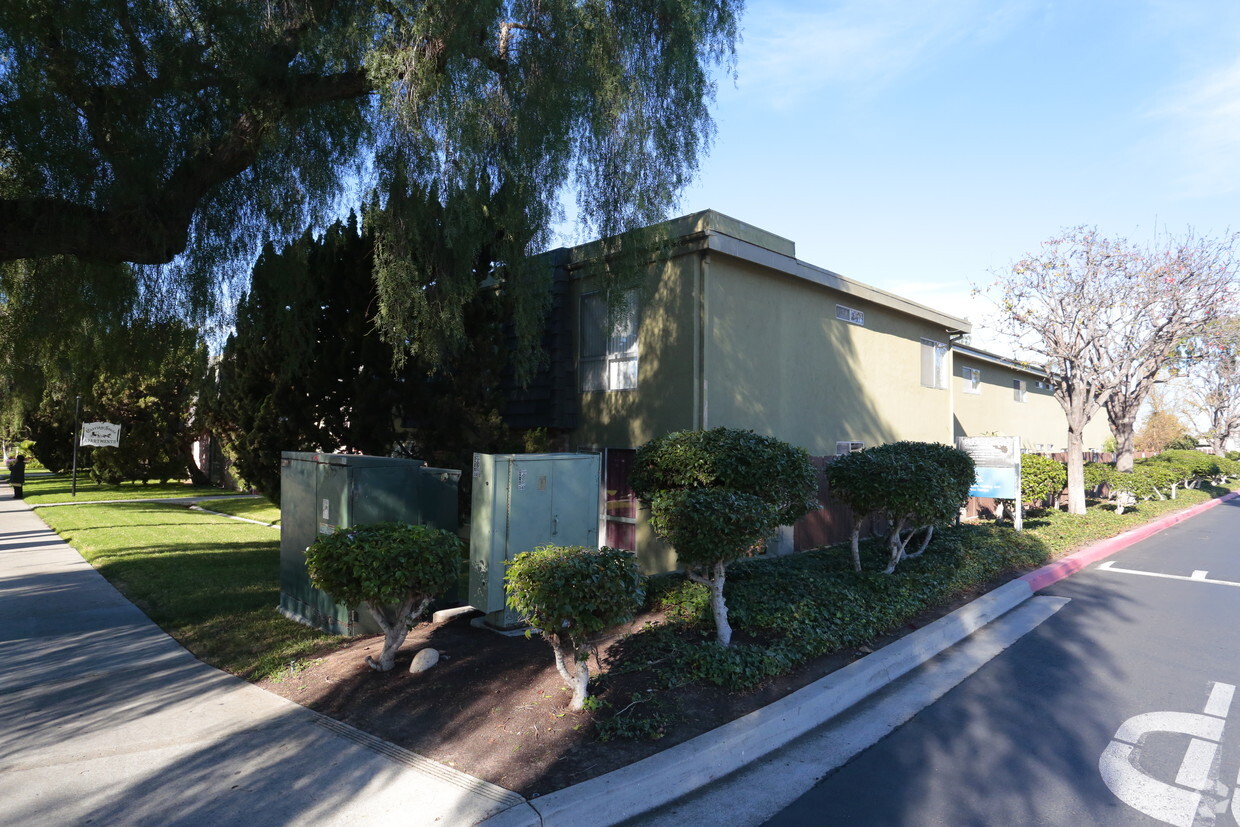 Primary Photo - Carriage House Apartments