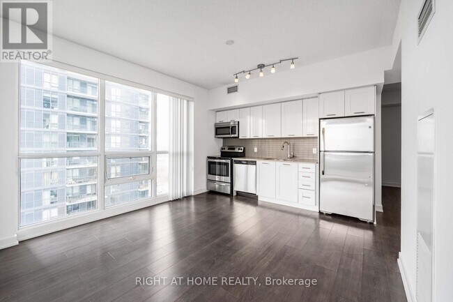 Photo du bâtiment - 2212 Lake Shore Blvd W