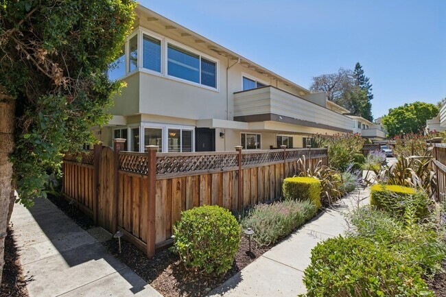 Foto del edificio - Luxury Apartment Available in gated Community downtown Palo Alto!