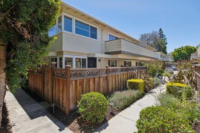 Building Photo - Luxury Apartment Available in gated Community downtown Palo Alto!