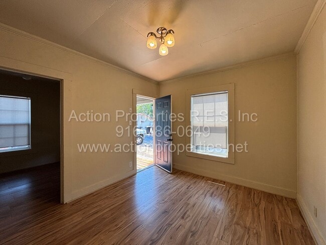 Building Photo - Updated Cottage - Downtown Roseville - 1 B...