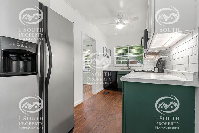 Building Photo - 300 Thornhill Cir