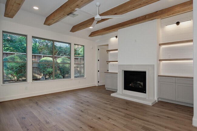 Building Photo - 118 Douvaine Ct