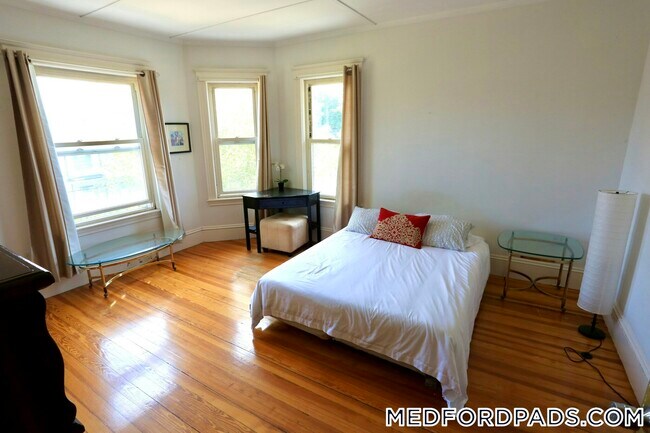 Building Photo - 124 Forest St