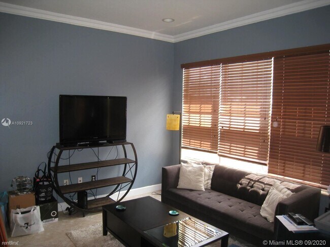 Building Photo - 2 br, 2.5 bath Townhome - 14630 SW 6th St