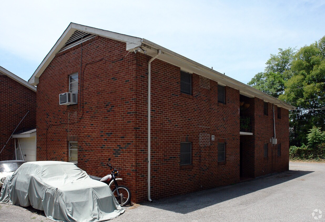 Building Photo - 611 Madison St S