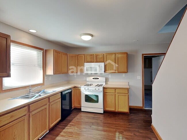 Foto del edificio - 132 Bush Dr