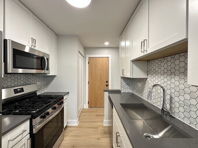 Building Photo - 535 W Aldine Ave