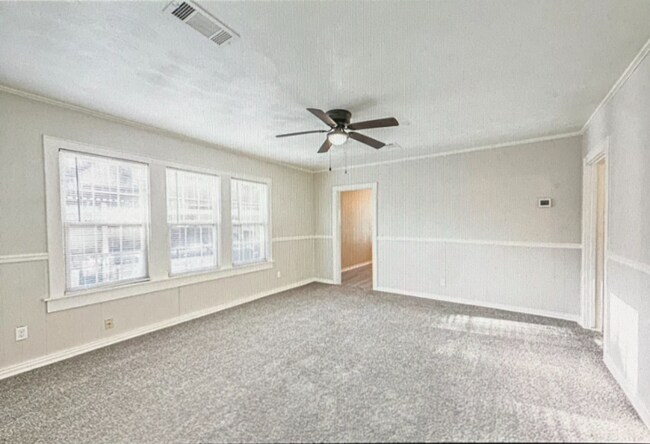 Foto del edificio - 208 W Lobit Ave