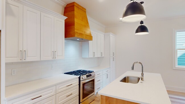 Building Photo - 226 McCowat St