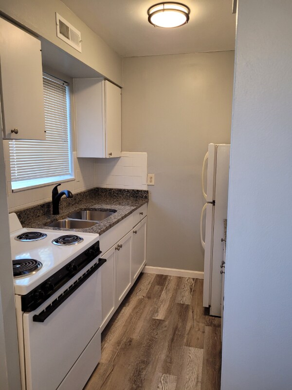 Foto del edificio - 3516 Russell Blvd