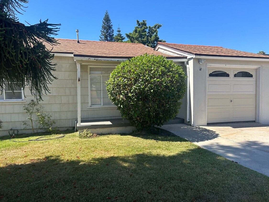 Foto principal - 2 BRDRM, PLUS BONUS ROOM HOUSE ~ Ready and...