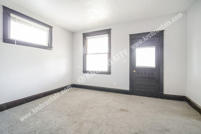 Building Photo - 2-Bedroom Unit Located in Broadway - Slavi...