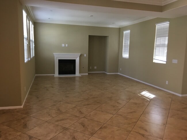 Building Photo - Columbus Square: 3 Bedroom 2.5 Bath Attach...