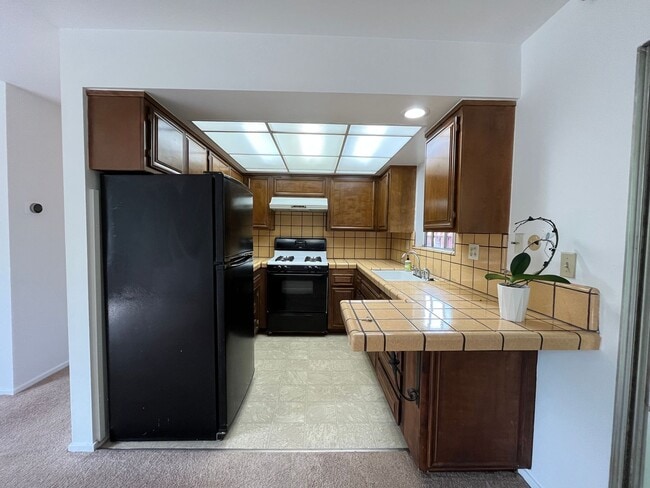 Building Photo - Pet friendly 2+1 w/private yard + in-unit laundry!