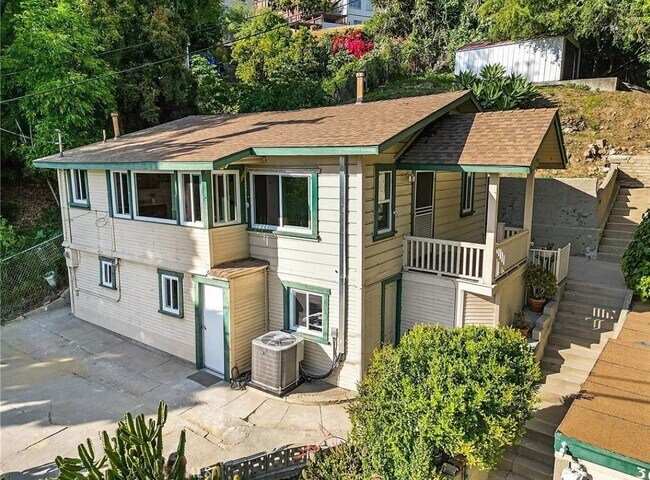 Foto del edificio - 3015 Kemper Ct