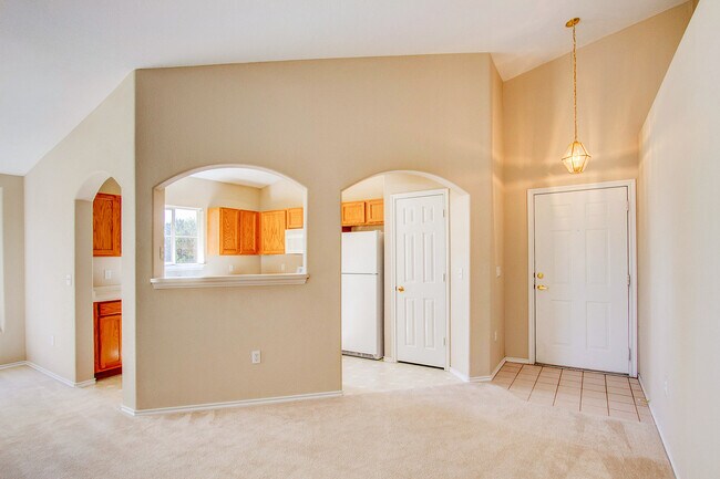 Building Photo - Delightful Condo in gated community!!