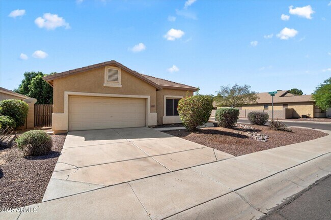 Building Photo - 12565 W Apodaca Dr