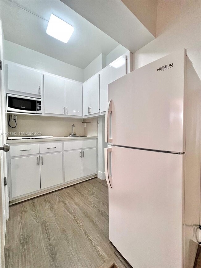 Building Photo - 611 W 50th Pl