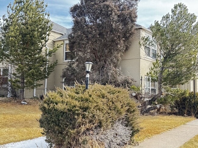 Building Photo - 2 BEDROOM 1 BATHROOM TOWNHOME CLOSE TO WAR...