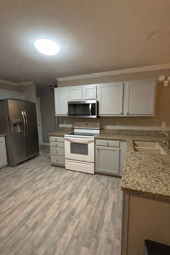 Foto del edificio - 4BD Home in Heart of Mt. Pleasant- Center Lake