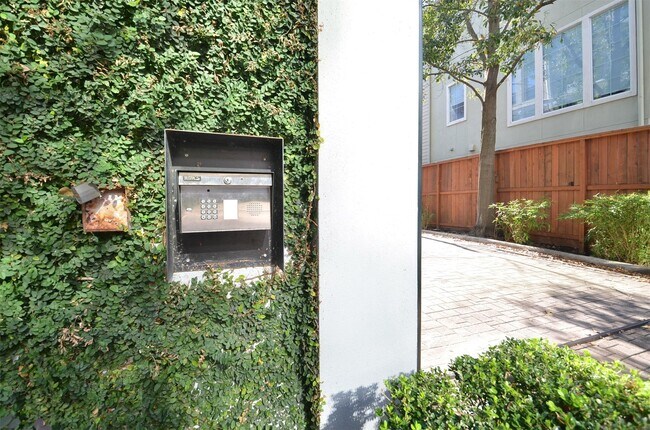 Foto del edificio - 1818 Binz St