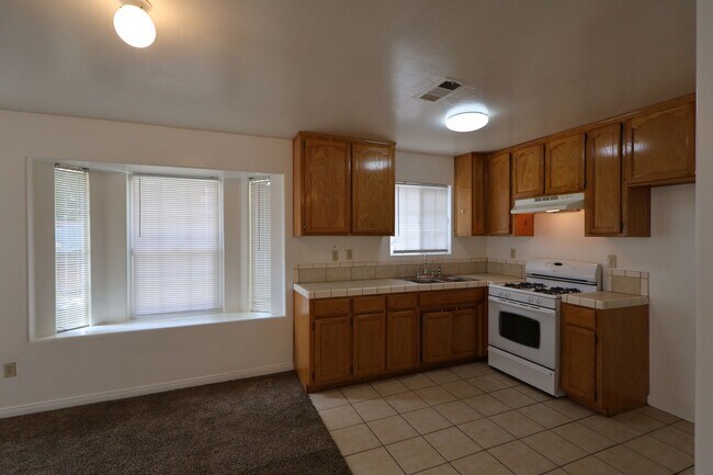Foto del edificio - Spacious 3-Bedroom Duplex with Private Patio – North Bakersfield
