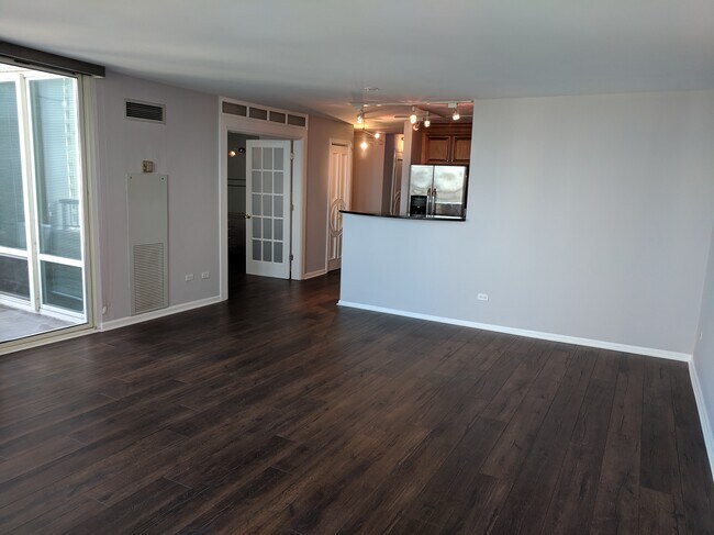 Building Photo - 345 N La Salle Dr