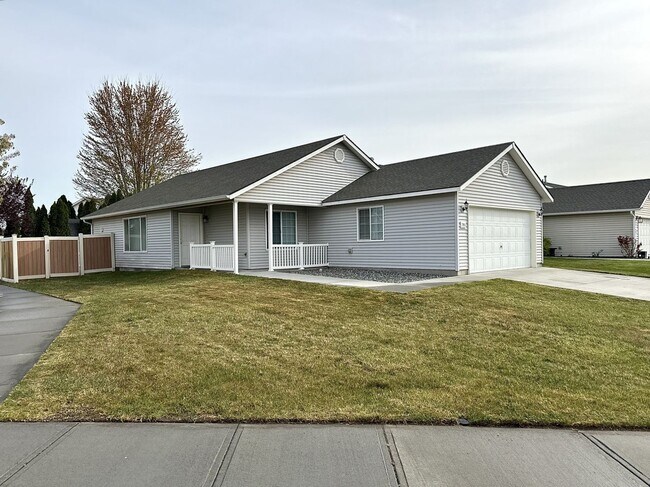 Building Photo - Welcome to Your New Home in West Pasco!