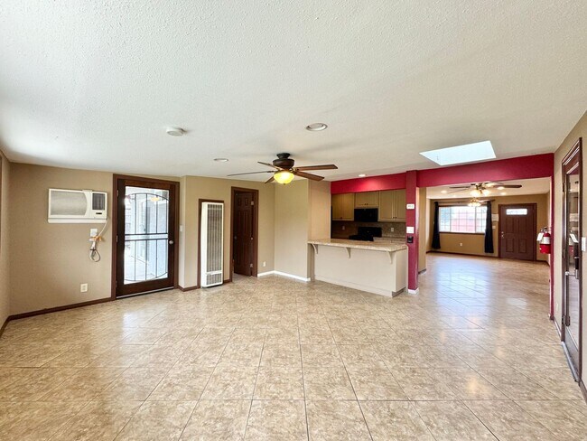 Building Photo - Beautiful 5 Bedroom/ 2 Bathroom home locat...