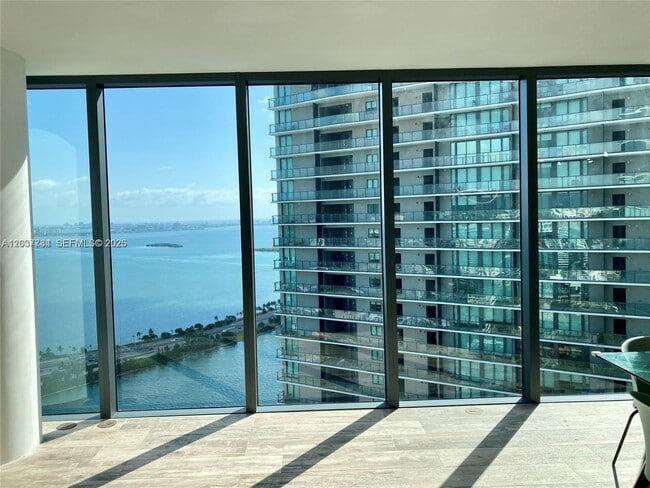 Foto del edificio - 650 NE 32nd St