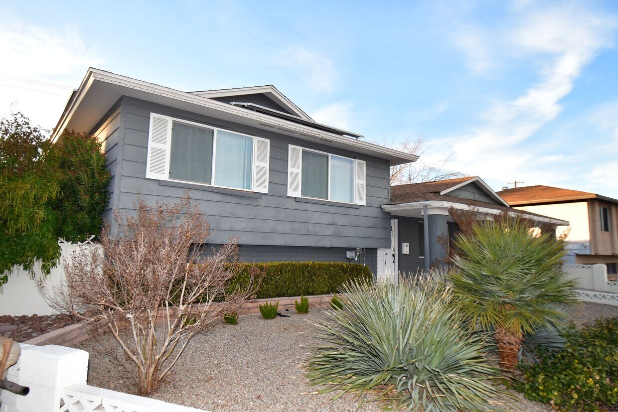 Primary Photo - Tri-level 1946 sqft 4 bedroom / 3 bath wit...